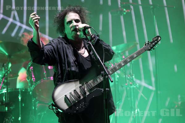 THE CURE - 2019-08-23 - SAINT CLOUD - Domaine National - Grande Scene - Robert James Smith